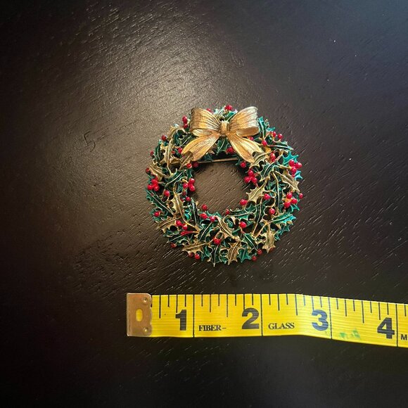 Vintage Weiss Christmas Wreath Brooch green and Red Enamel Gold Bow - Picture 3 of 5